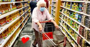ANCIANA EN SUPER