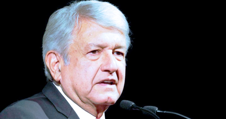 amlo en negro