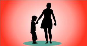 madre con niño a la escuela