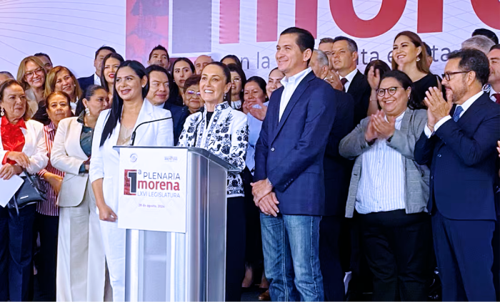 Claudia Sheinbaum dio la bienvenida a los senadores electos del PRD, Araceli Saucedo y José Sabino Herrera, quienes fueron presentados como parte del grupo parlamentario de Morena en el Senado.