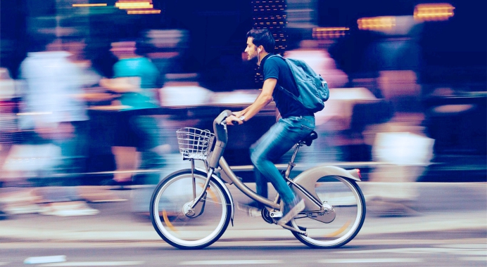hombre bici