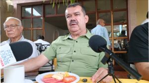 Julio César López Ruelas durante su encuentro con integrantes de la Unión de Columnistas y Articulistas de Nayarit para exponer la situación financiera del estado.